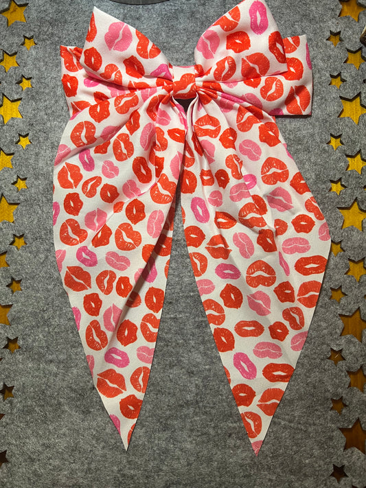 Large lips bow